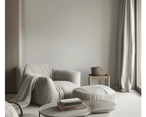 Woonkamer met fauteuil, voetenbank en salontafel