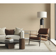 Woonkamer met bank, fauteuil en staande lamp