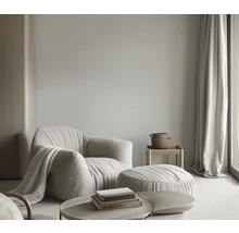 Woonkamer met fauteuil, kruk en tafel