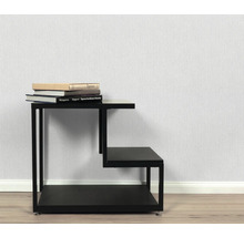 Zwarte bijzettafel met drie planken en boeken erop