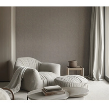 Woonkamer met fauteuil, poefs, salontafel en decoratie voor een gezellige sfeer