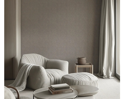 Woonkamer met fauteuil, poefs, salontafel en decoratie voor een gezellige sfeer