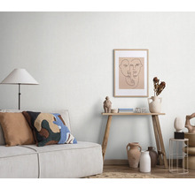 Lichte woonkamer met bank, vloerlamp, tafel en decoratie