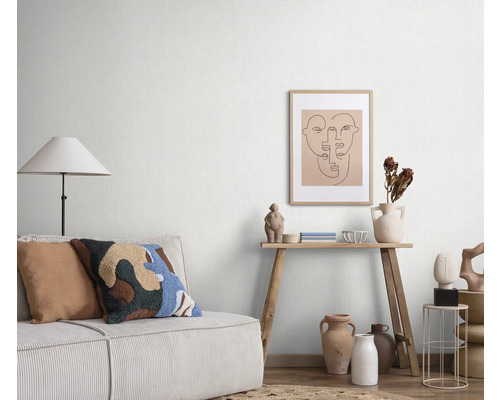 Lichte woonkamer met bank, vloerlamp, tafel en decoratie