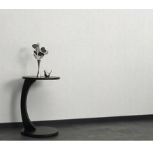 Lichte structuurbehang aan de muur met decoratie op een bijzettafel