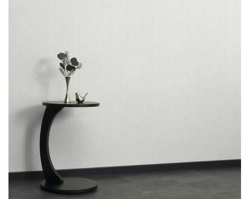 Lichte structuurbehang aan de muur met decoratie op een bijzettafel