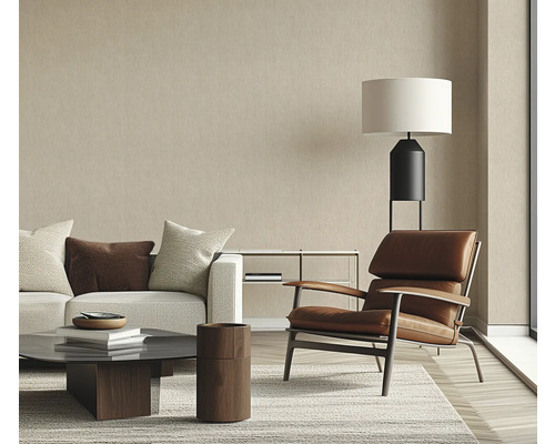 Woonkamer met bank, fauteuil, salontafel en staande lamp in een helder design.