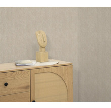 Scene met dressoir, decoratief beeld en beige behang