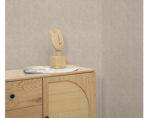 Scene met dressoir, decoratief beeld en beige behang