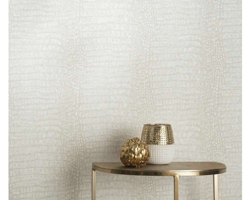 Decoratief behang met krokodillenpatroon in interieur op een tafel gepresenteerd.