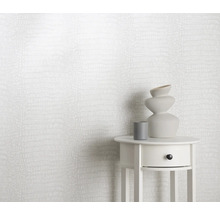 Behang met krokodillenpatroon, bijzettafel met decoratie