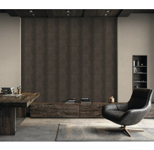 Woonkamer met behang in crocoprint, fauteuil, tafel en rek