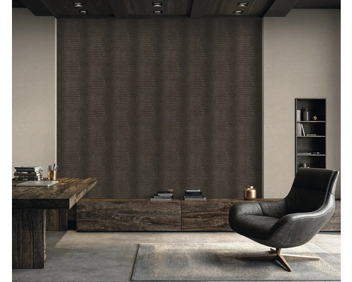 Woonkamer met behang in crocoprint, fauteuil, tafel en rek