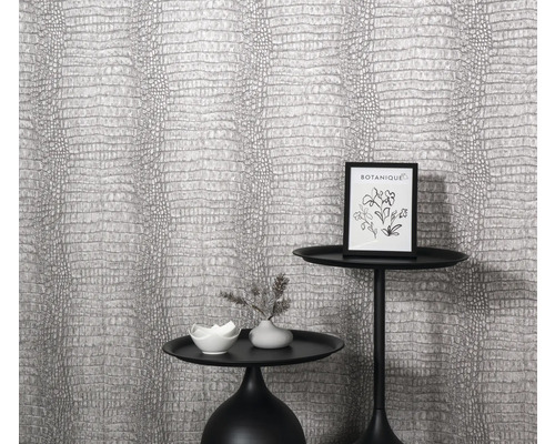 Kamerweergave met behang in krokodillenleerlook, bijzettafels en decoratie