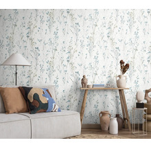 Scene met een bloemenbehang, een bank en decoratieve elementen voor een gezellige woonambiance