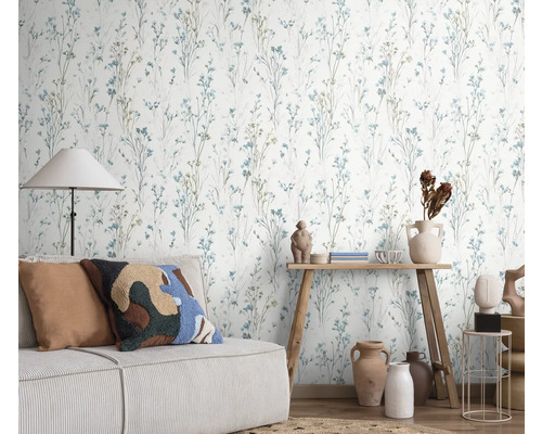 Scene met een bloemenbehang, een bank en decoratieve elementen voor een gezellige woonambiance