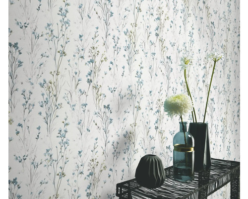 Wand met bloemenbehangpatroon en decoratieve vazen op een tafel