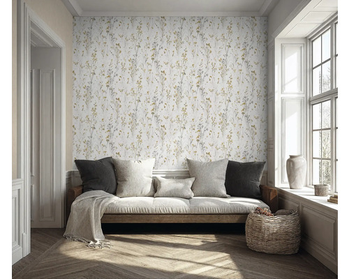 Lichte kamer met bank, kussens, gevlochten mand en bloemenbehang