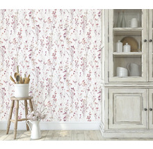 Scène met bloemenbehang, houten kruk met keukengerei en kast