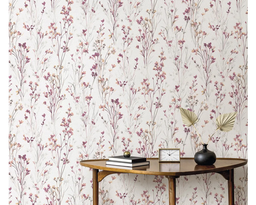 Behang met bloemenmotief op de muur