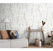 Woonkamer met bank en bloemenbehang