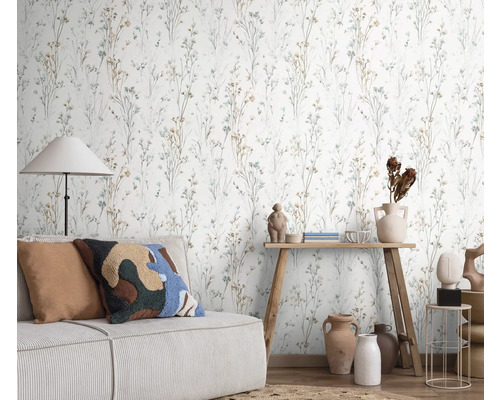 Woonkamer met bank en bloemenbehang