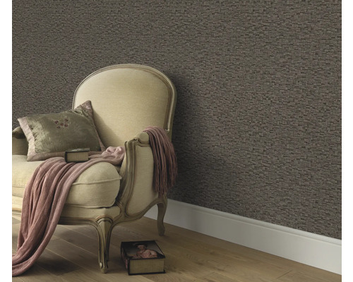 Woonkamer scène met fauteuil, kussen, deken en patroonbehang