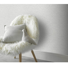 Decoratieve kamer met patroonbehang en stoel bedekt met bont