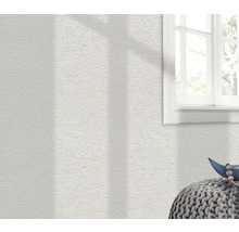 Wand met structuurbehang en venster