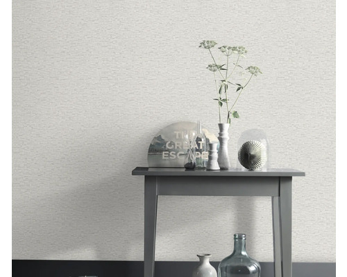 Scene met een wit behang met steenmotief en een bijzettafel met decoratieve objecten