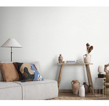 Woonkamer met bank, staande lamp en decoratie