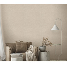 Inrichtingsvoorbeeld met wandbehang, fauteuil, kussens en staande lamp voor woonkamerontwerp