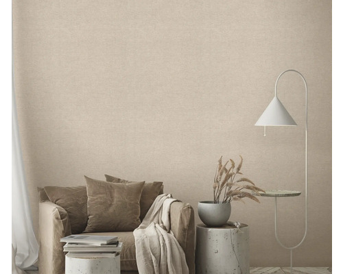 Inrichtingsvoorbeeld met wandbehang, fauteuil, kussens en staande lamp voor woonkamerontwerp