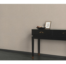 Zwarte consoletafel met decoratie en foto op een beige muur