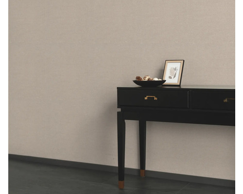 Zwarte consoletafel met decoratie en foto op een beige muur