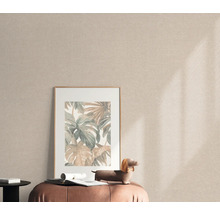 Scene met een ingelijste foto met plantmotieven op een kruk voor een textielbehang.