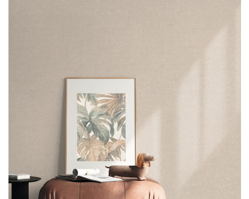 Scene met een ingelijste foto met plantmotieven op een kruk voor een textielbehang.