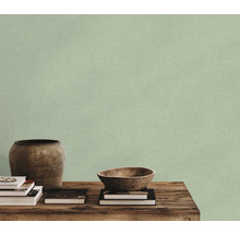 Behang met stofstructuur voor een decoratie met een vaas en een schaal