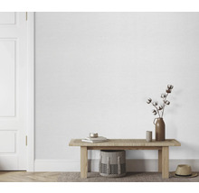 Lichte ruimte met bank, decoratie en wit structuurbehang