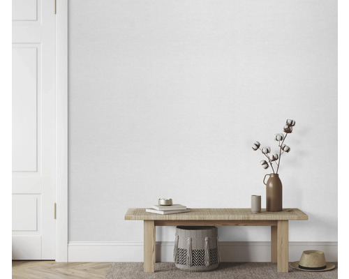 Lichte ruimte met bank, decoratie en wit structuurbehang