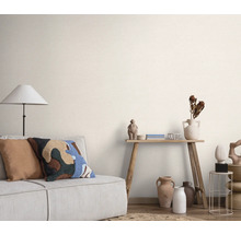 Woonkamer met bank, staande lamp en decoratie op een houten tafel