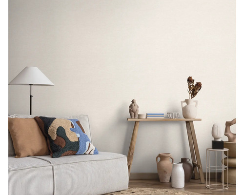 Woonkamer met bank, staande lamp en decoratie op een houten tafel