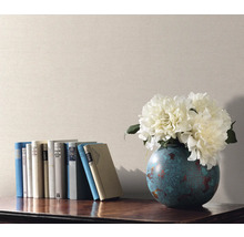 Decoratieve scène met boeken, bloemenvaas en effen behang