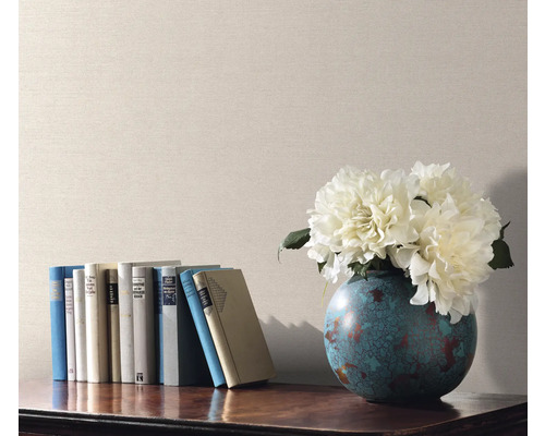 Decoratieve scène met boeken, bloemenvaas en effen behang