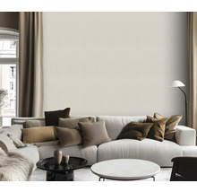 Woonkamer met bank, kussens, gordijnen en een staande lamp voor een stijlvol interieur