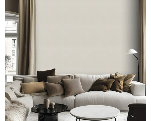 Woonkamer met bank, kussens, gordijnen en een staande lamp voor een stijlvol interieur