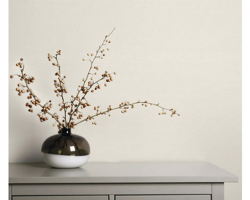 Decoratieve takken met bessen in een bolvormige vaas op een kast