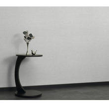 Decoratieve scène met bijzettafel, vaas, bloemen en vogel