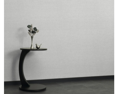 Decoratieve scène met bijzettafel, vaas, bloemen en vogel