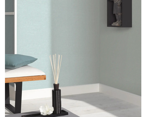 Detailopname van een ingerichte woonkamer met bank, geurstokjes en wanddecoratie